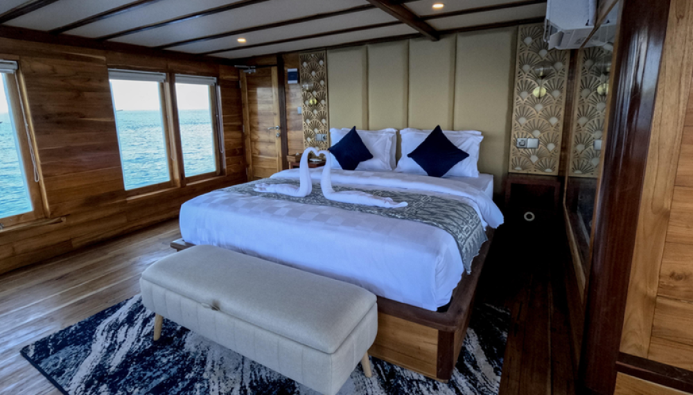 Raffles liveaboard; komodo boat tour; 3d2n open trip; luxury boat; Malaca I