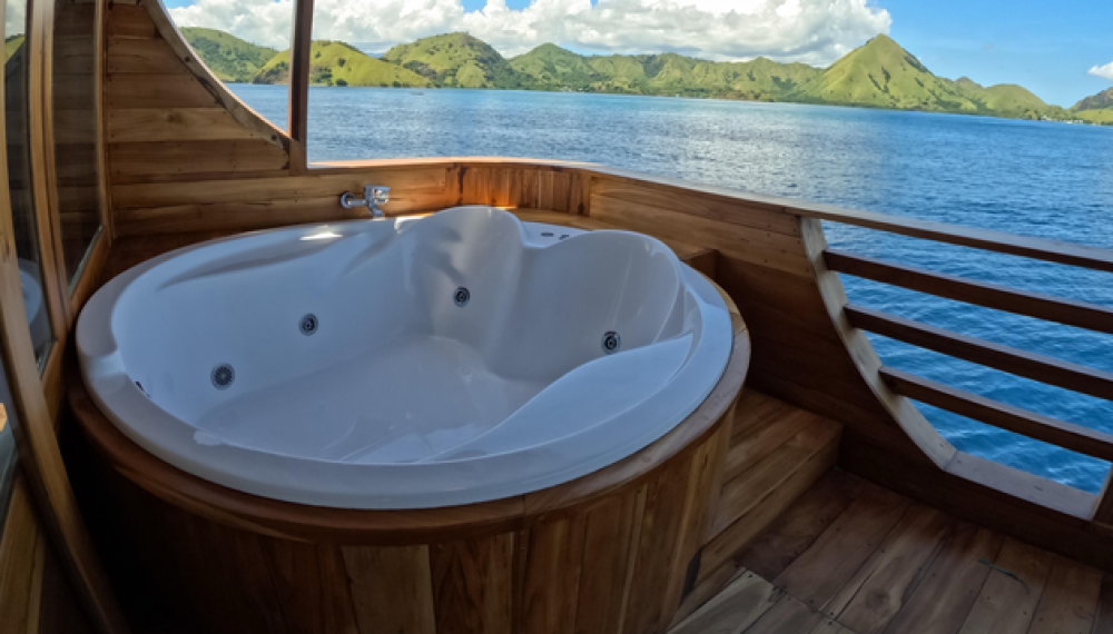 Raffles liveaboard; komodo boat tour; 3d2n open trip; luxury boat; Malaca I