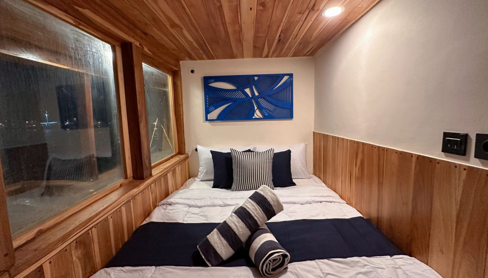 Pacific cabin on Vhalé Liveaboard with warm lighting and cozy layout