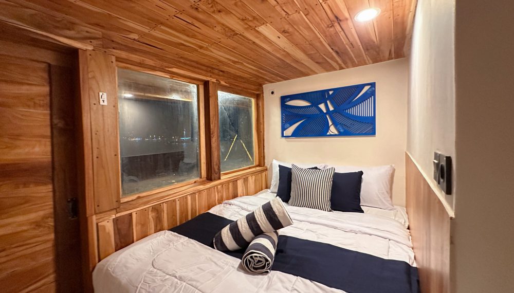 Pacific cabin on Vhalé Liveaboard with warm lighting and cozy layout