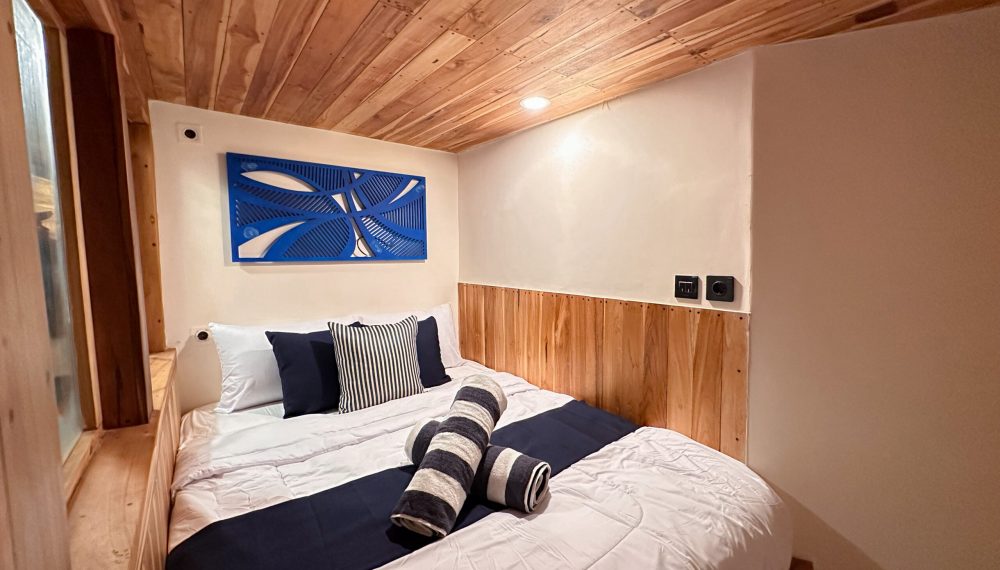 Pacific cabin on Vhalé Liveaboard with warm lighting and cozy layout