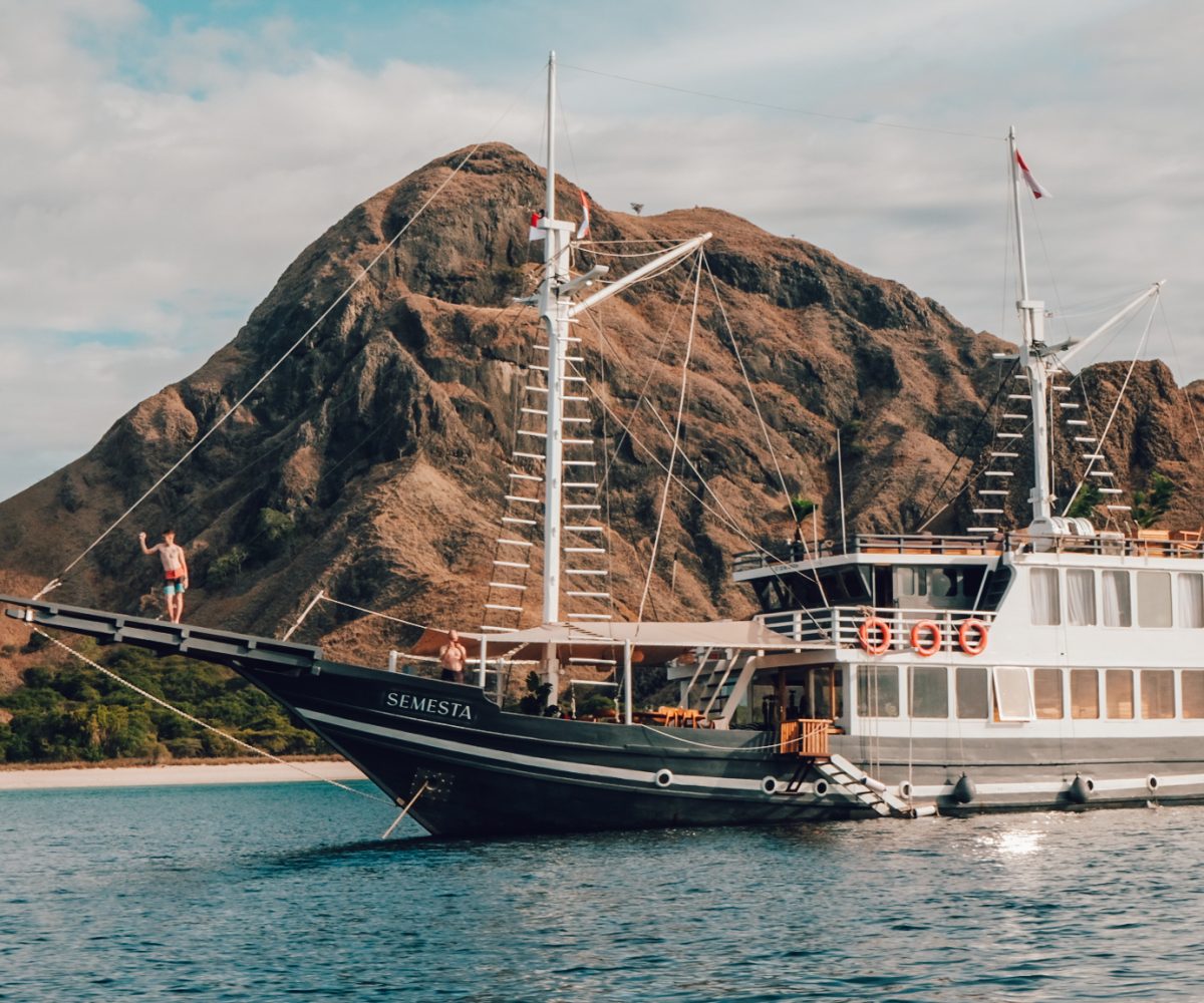 semesta, semesta boat, semesta liveaboard; luxury Komodo boat tour:best boat tour Komodo