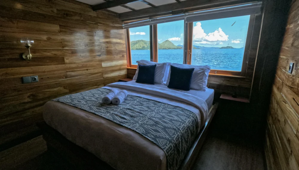 Raffles liveaboard; komodo boat tour; 3d2n open trip; luxury boat; Java