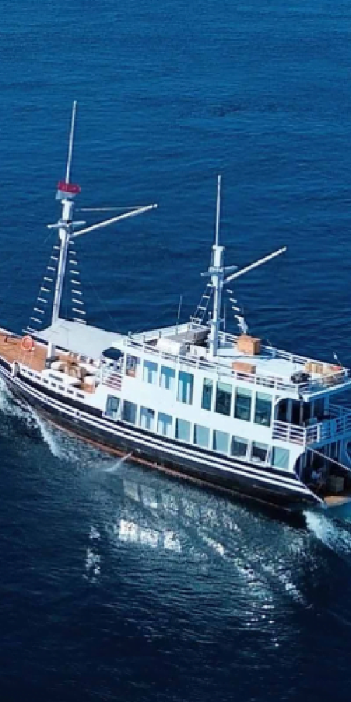 derya liveaboard crossing the Komodo national Park, Komodo Boat Tour