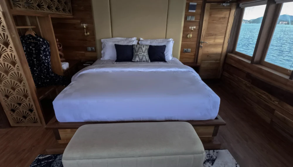 Raffles liveaboard; komodo boat tour; 3d2n open trip; luxury boat; Malaca II